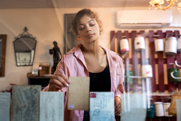 femme, à, friperie, vue frontale