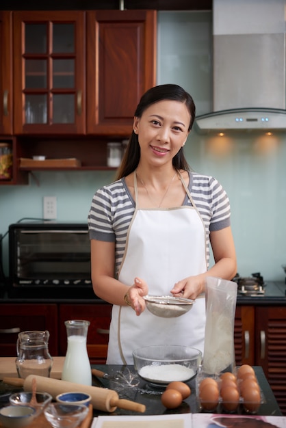 Femme gaie, confection, biscuits