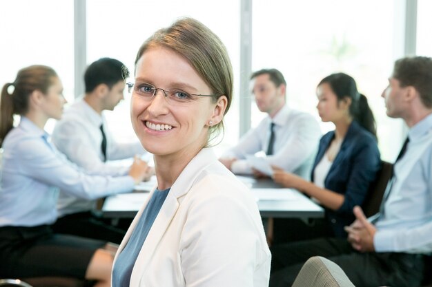 Une femme gaie faisant partie du monde des affaires