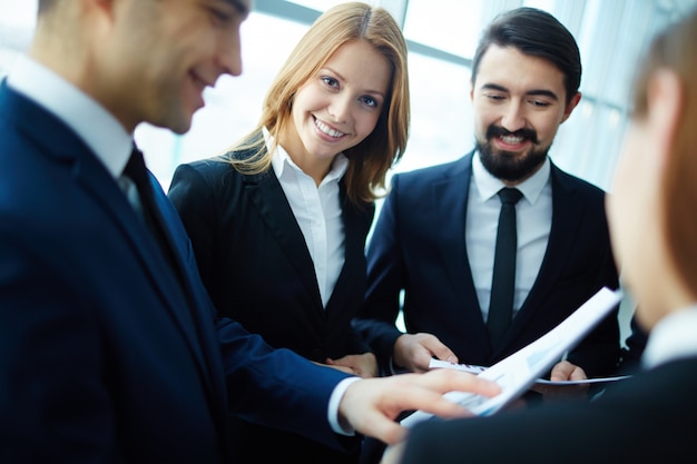 Photo gratuite femme gaie avec des partenaires d'affaires