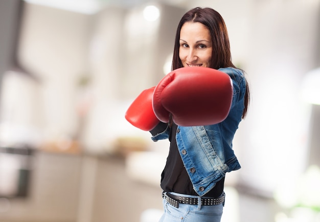 Photo gratuite femme avec des gants de boxe