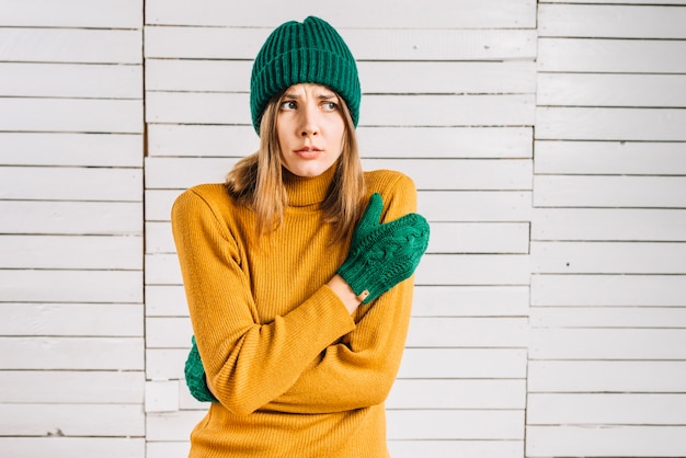 Femme gelée dans des vêtements chauds