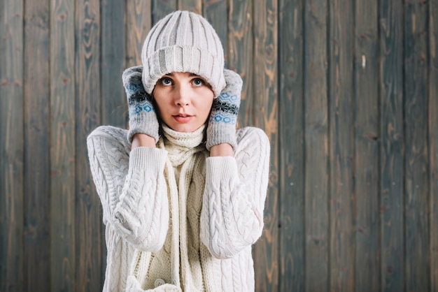 Femme gelée en pull léger