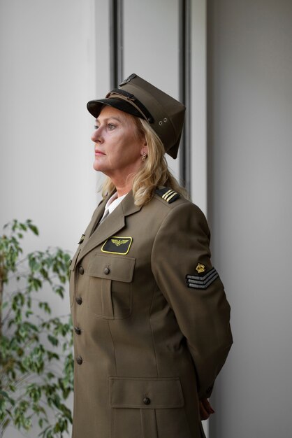 Femme générale en uniforme coup moyen