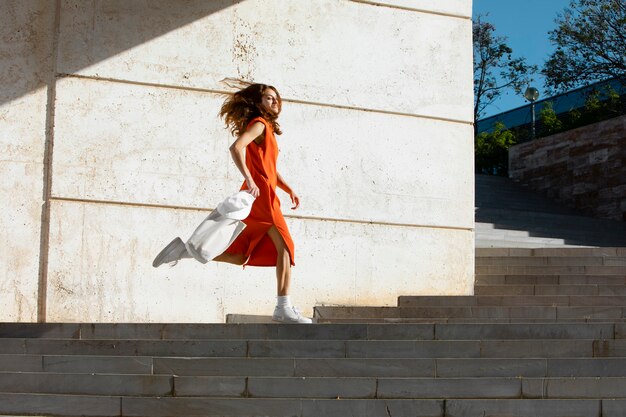 Femme de gingembre dans un environnement urbain propre