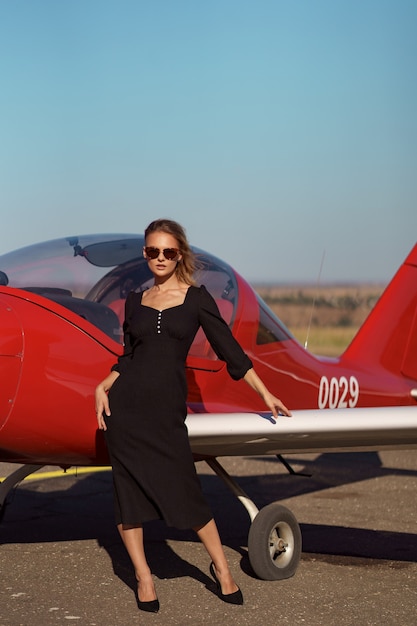 Photo gratuite femme glamour posant dans l'avion