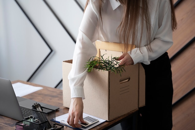 Femme grand angle avec boîte en carton