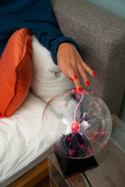 Femme grand angle interagissant avec une boule de plasma