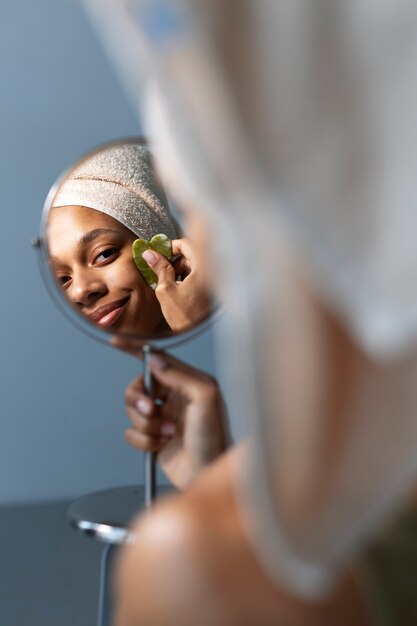 Femme grand angle regardant dans le miroir