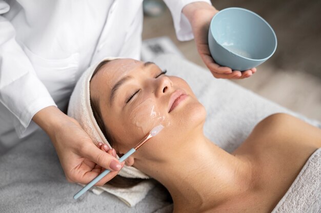 Femme grand angle se faire masser au spa