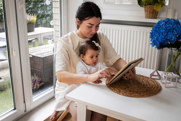 Femme grand angle travaillant avec bébé