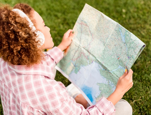 Femme à grand angle vérifiant une carte pour sa nouvelle destination