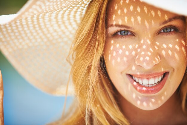 Femme avec un grand sourire gros plan