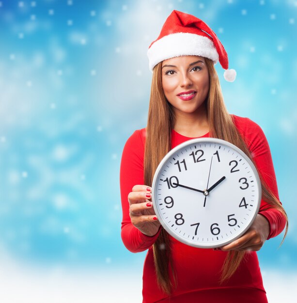 Femme avec une grande horloge tout en neige