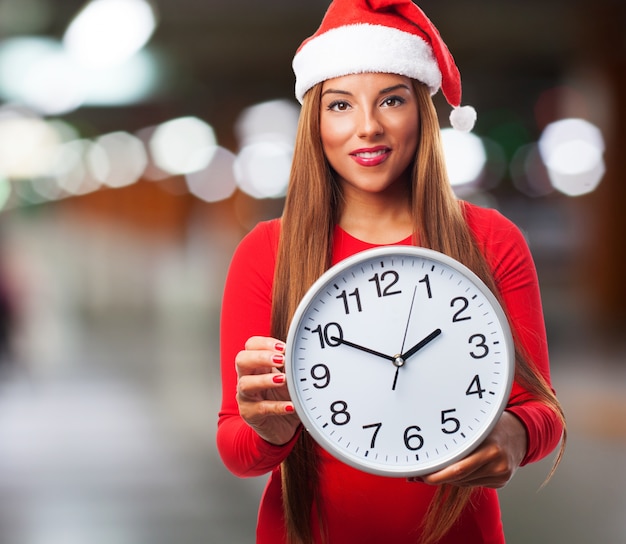 Femme avec une grande horloge