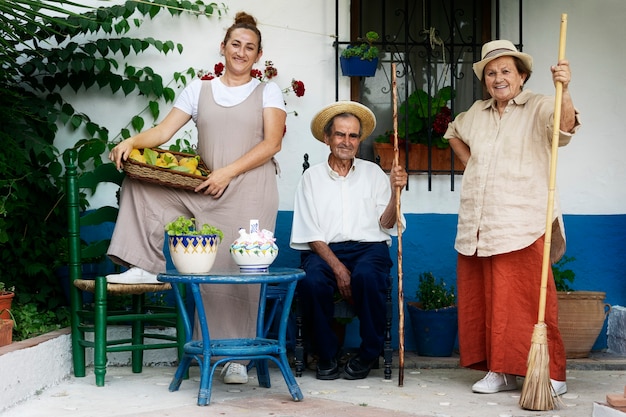 Femme avec des grands-parents travaillant ensemble à la campagne