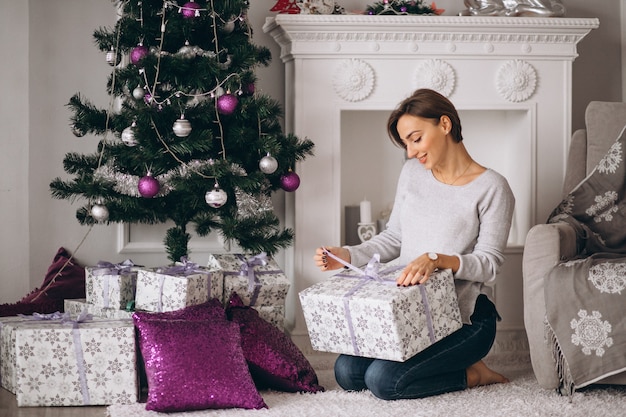 Femme avec gros cadeaux noël