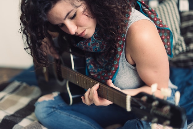 Photo gratuite femme avec guitare