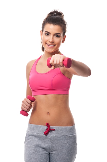 Femme Avec Des Haltères Pendant Un Entraînement Intensif