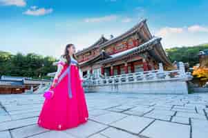 Photo gratuite femme avec hanbok à gyeongbokgung, la robe traditionnelle coréenne