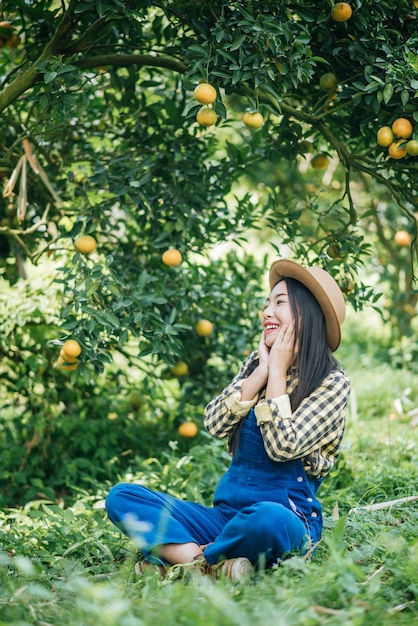 femme havesting orange plantation