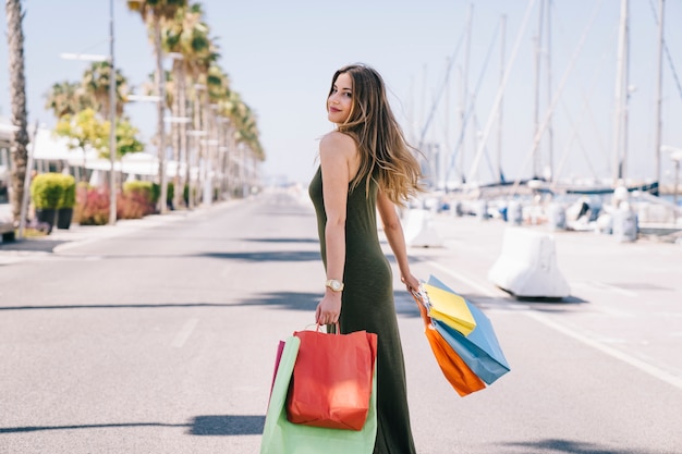 Photo gratuite femme heureuse après le shopping sous le soleil