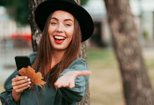 Femme heureuse en automne avec espace copie