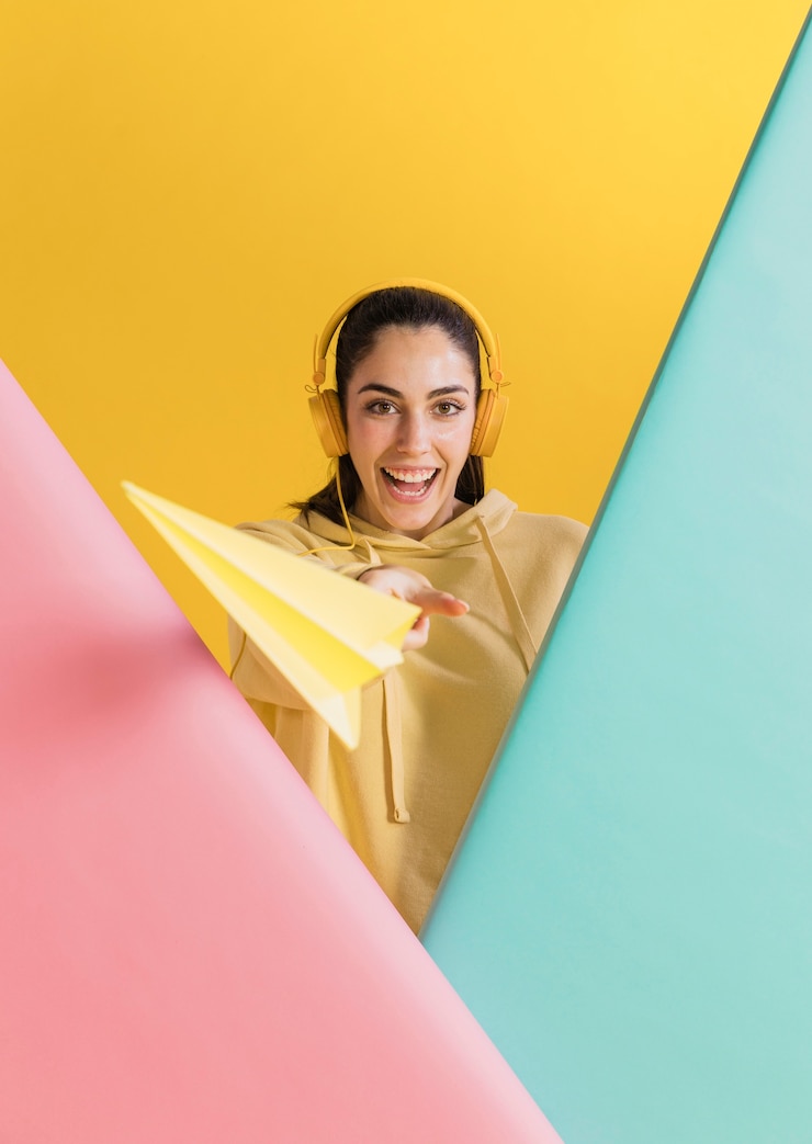 Photo gratuit femme heureuse avec un avion en papier