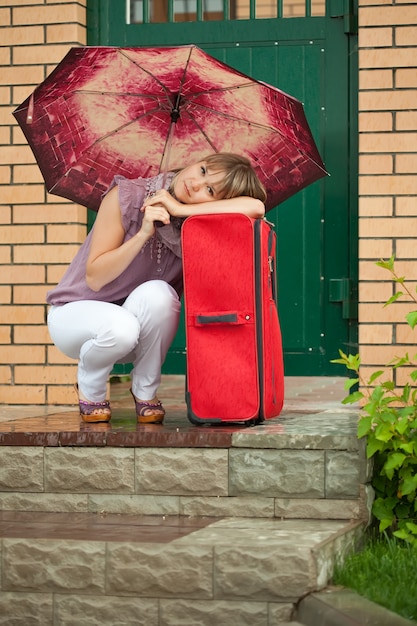 Femme heureuse avec des bagages