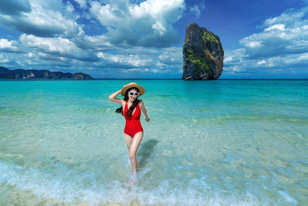 Femme heureuse en bikini sur l'île de Poda, Thaïlande.