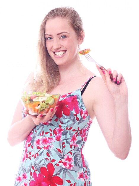 Femme heureuse avec bol de salade fraîche