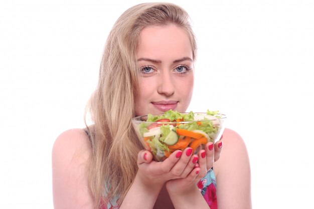 Femme heureuse avec bol de salade fraîche