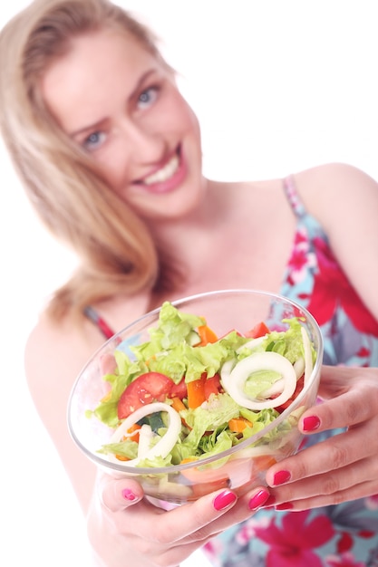Femme heureuse avec bol de salade fraîche