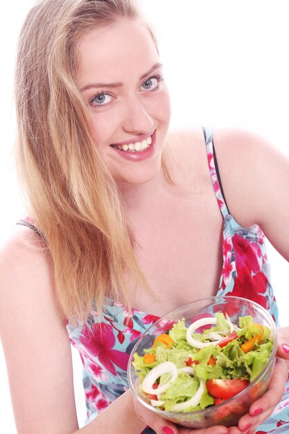 Femme heureuse avec bol de salade fraîche