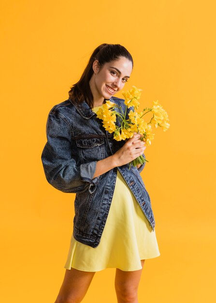 Femme heureuse, à, bouquet fleur