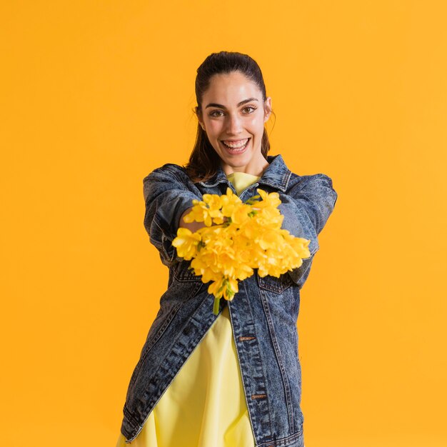 Femme heureuse, à, bouquet fleur