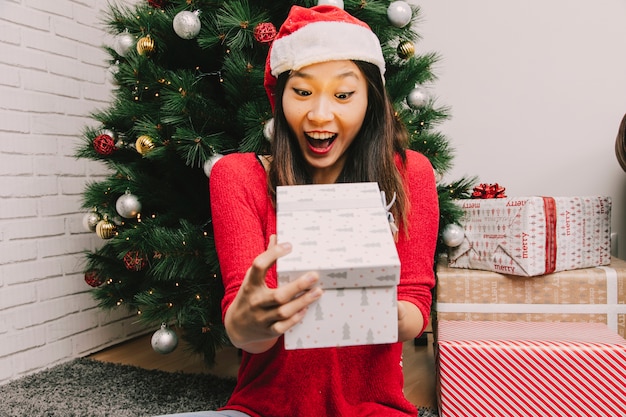 Femme heureuse avec le cadeau