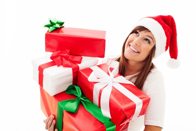 Femme heureuse avec des cadeaux de Noël de pile