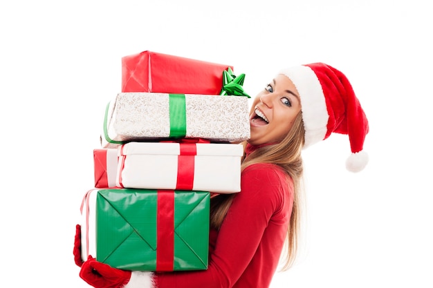 Femme heureuse avec des cadeaux de Noël