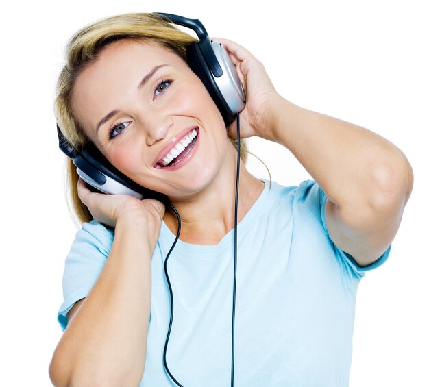 Femme heureuse avec un casque isolé