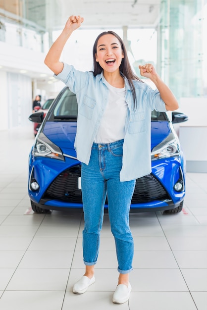 Femme heureuse chez un concessionnaire automobile