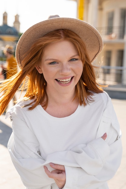 Photo gratuite femme heureuse de coup moyen avec un chapeau