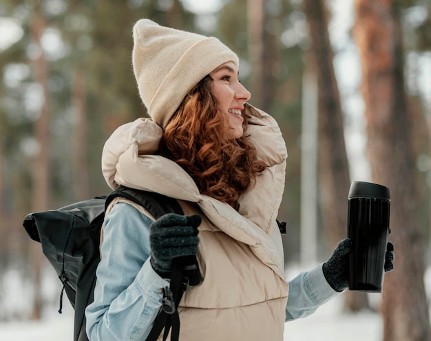 Femme heureuse coup moyen en forêt