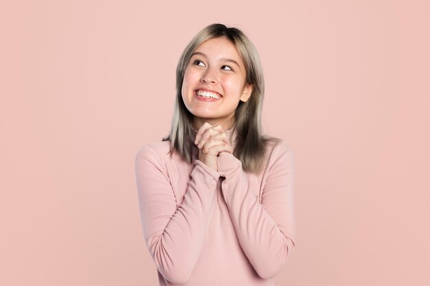 Femme heureuse dans un col roulé rose