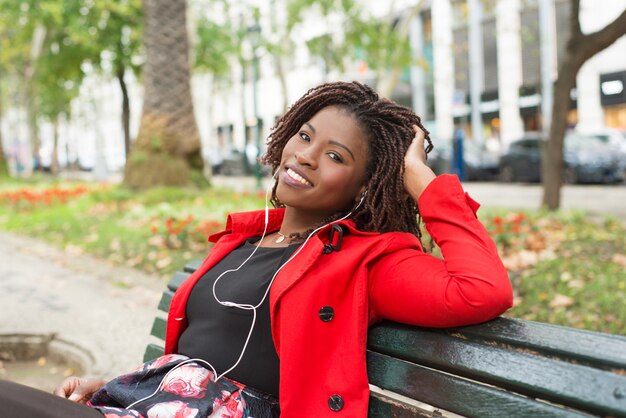 Femme heureuse, dans, écouteurs, sourire