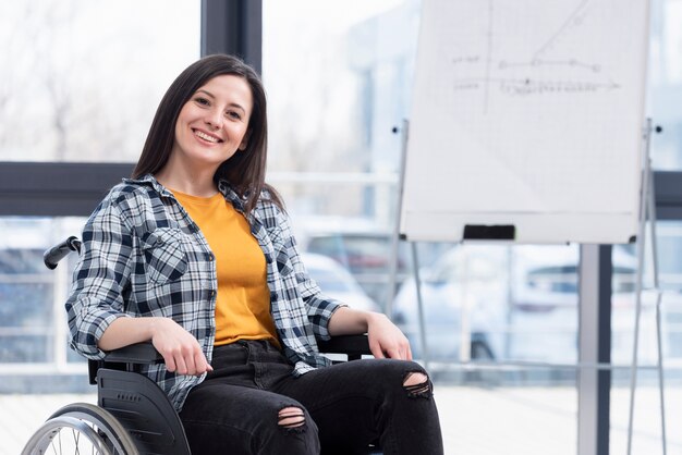 Femme heureuse, dans, fauteuil roulant, intérieur