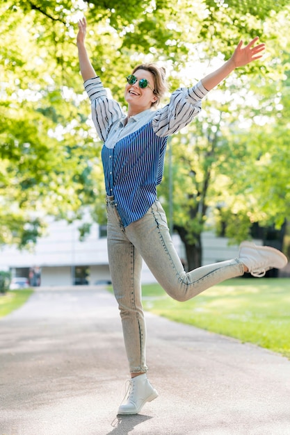 Photo gratuite femme heureuse, dans, parc été