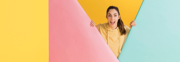 Femme heureuse dans un pull jaune