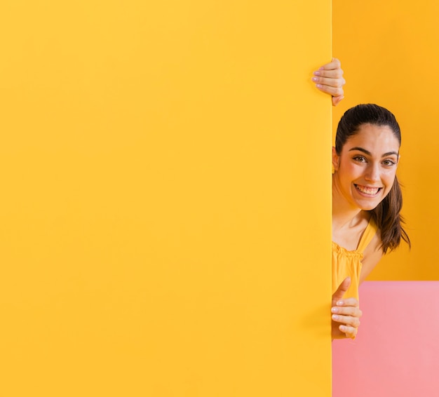 Femme heureuse, dans, robe jaune