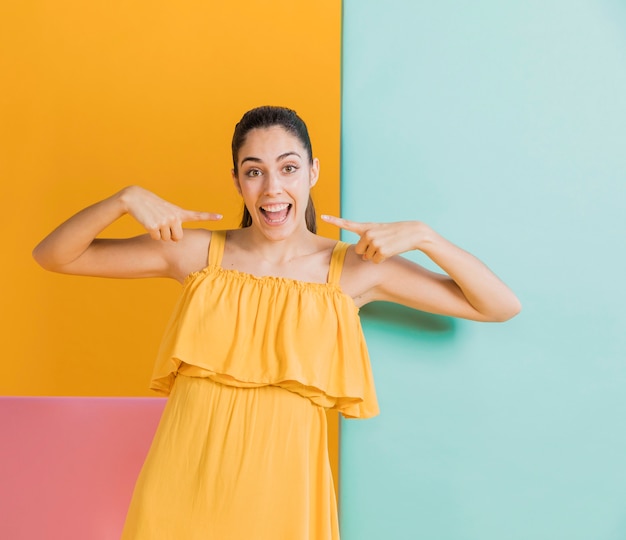 Femme heureuse, dans, robe jaune